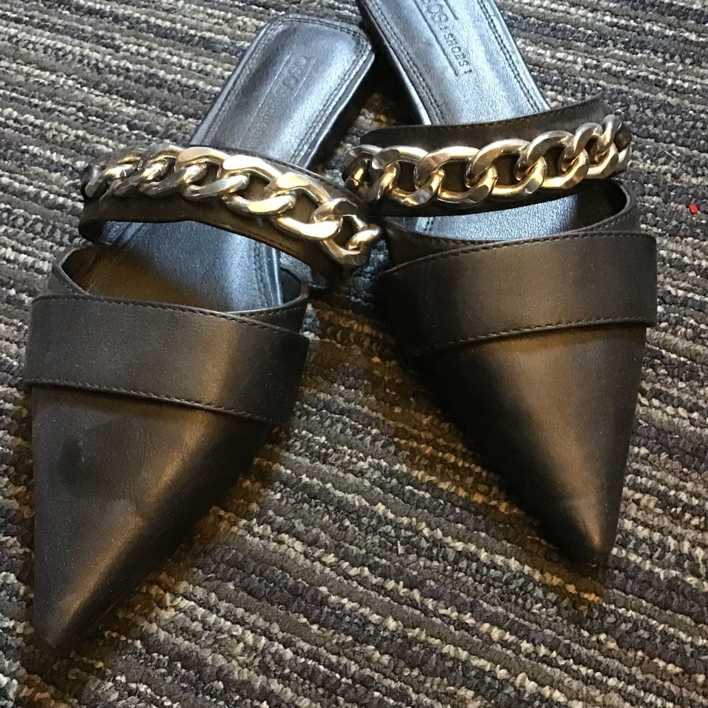 Slip on black pointy shoes